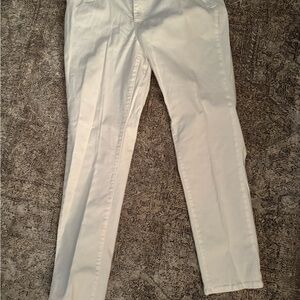 NWOT crown & ivy White Cropped Pants Size 10.